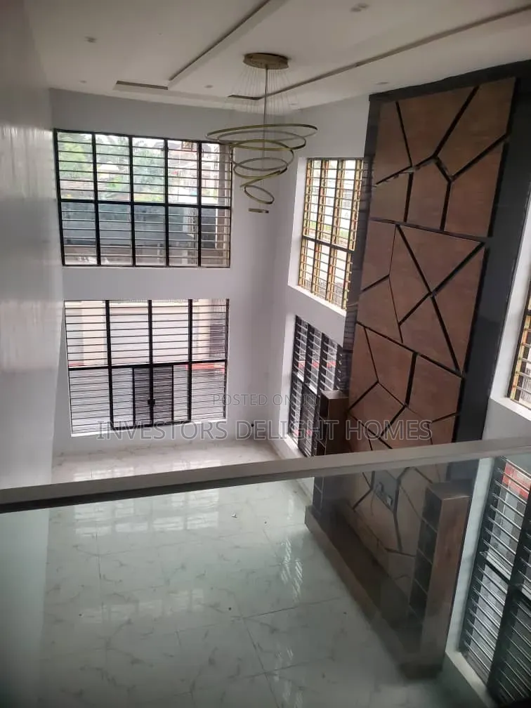 5bdrm Duplex in Oshimili North for sale in Oshimili North