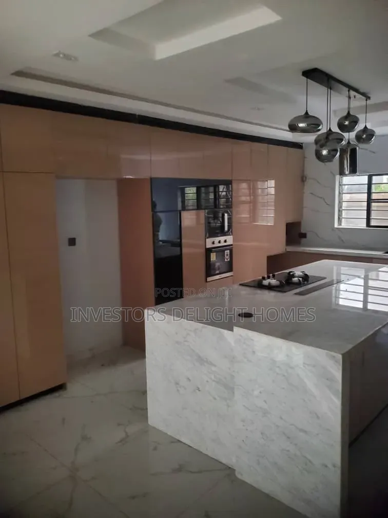 5bdrm Duplex in Oshimili North for sale in Oshimili North
