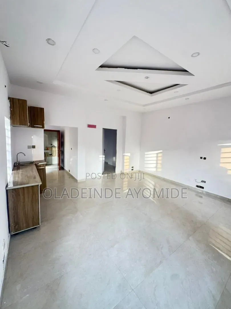 Mini Flat in Chevron for rent in Chevron