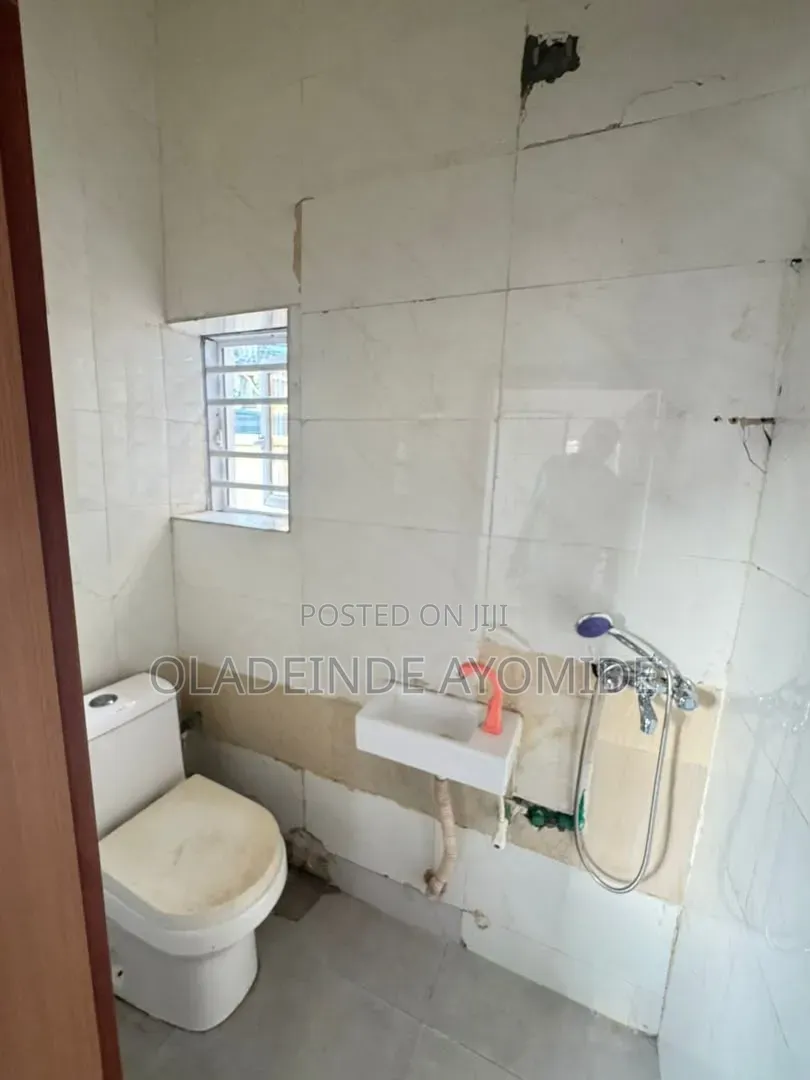 Mini Flat in Chevron for rent in Chevron