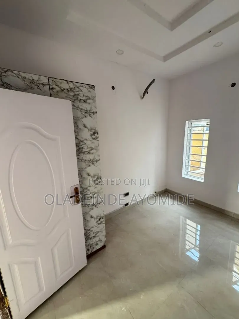 Mini Flat in Chevron for rent in Chevron