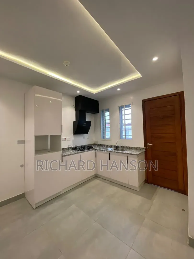 20bdrm Block of Flats in Parkview for rent in Parkview Estate