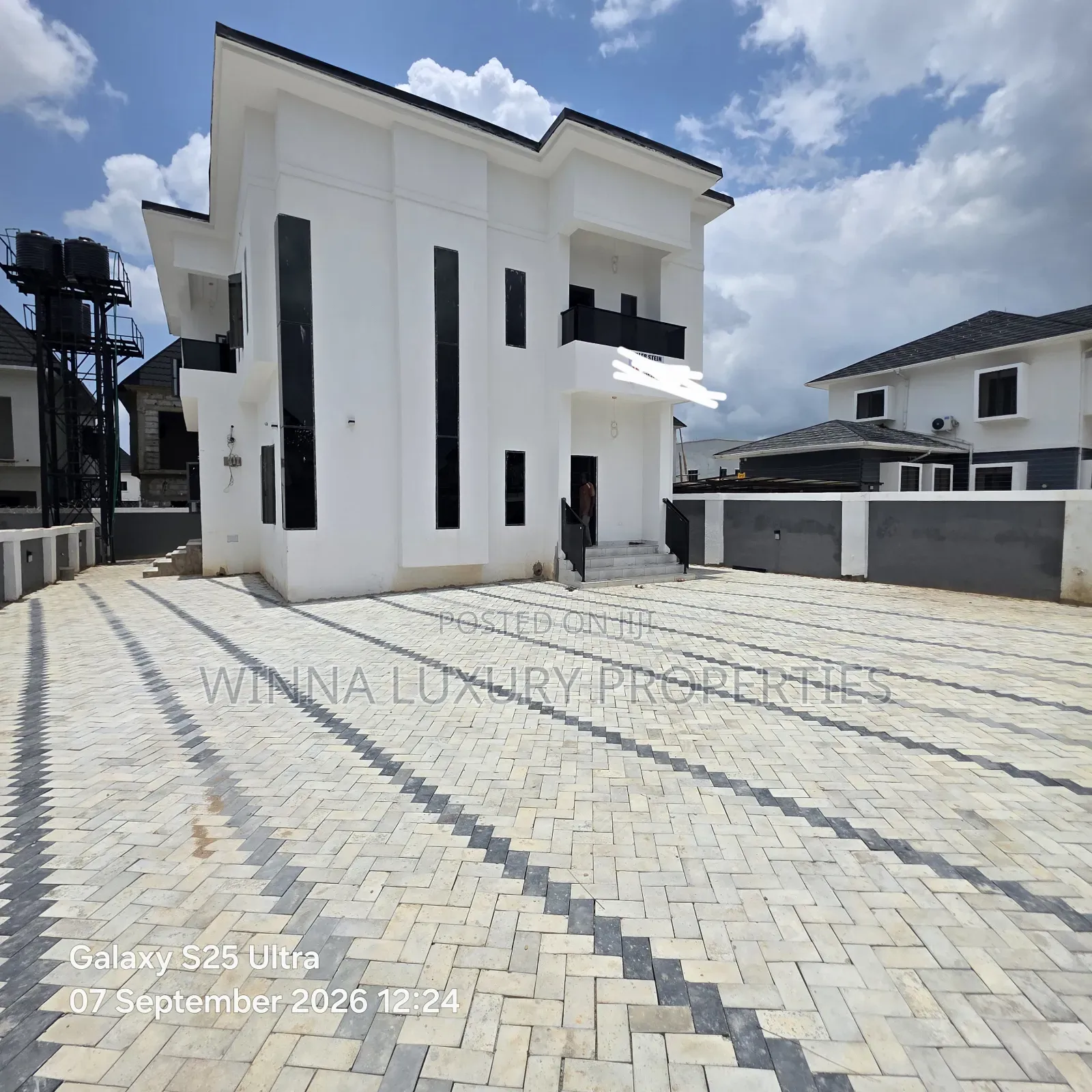 5bdrm Duplex in Around Jedo Axis, Lugbe District for sale in Lugbe District