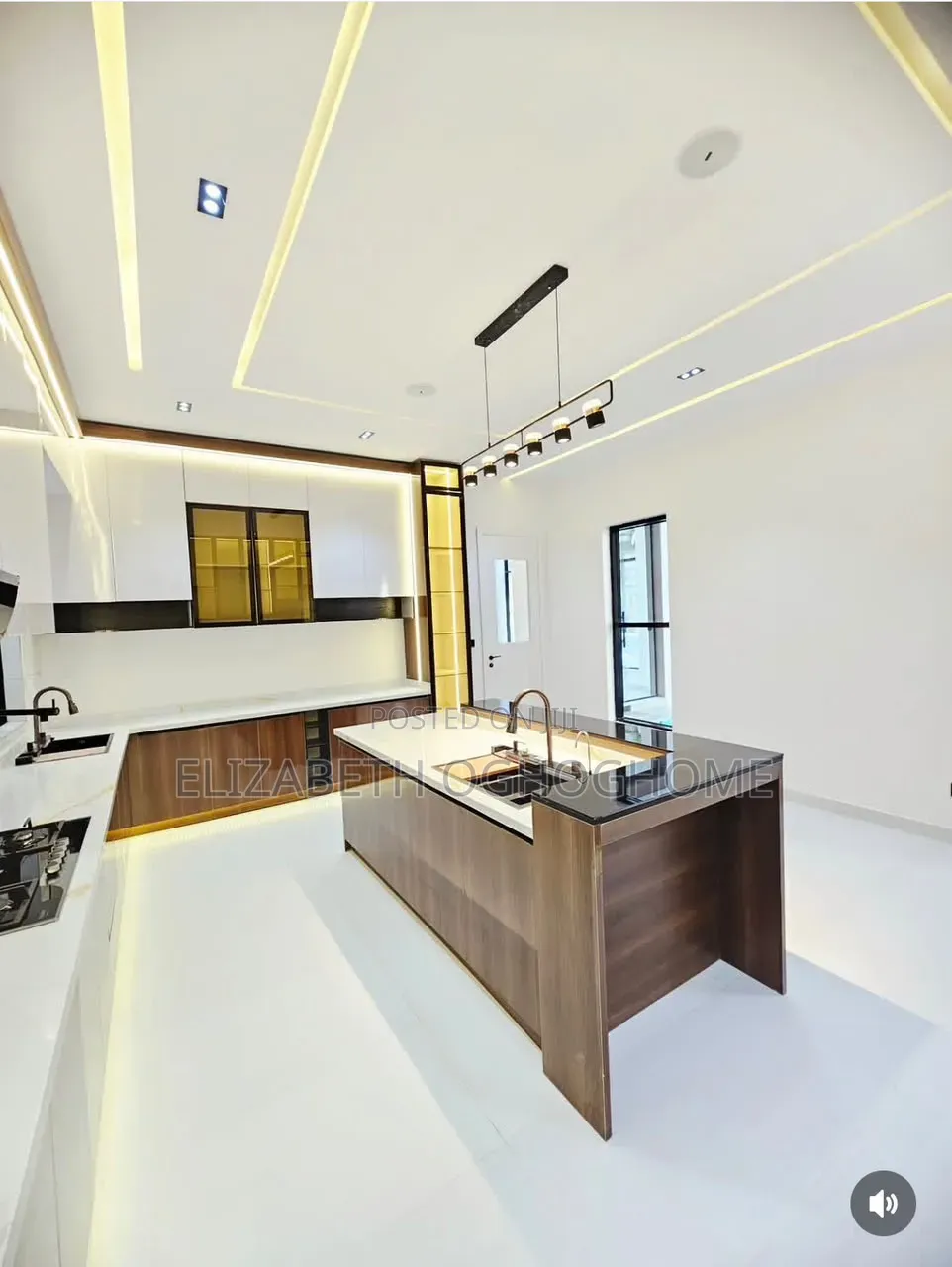 5bdrm Duplex in Ikota for sale in Ikota