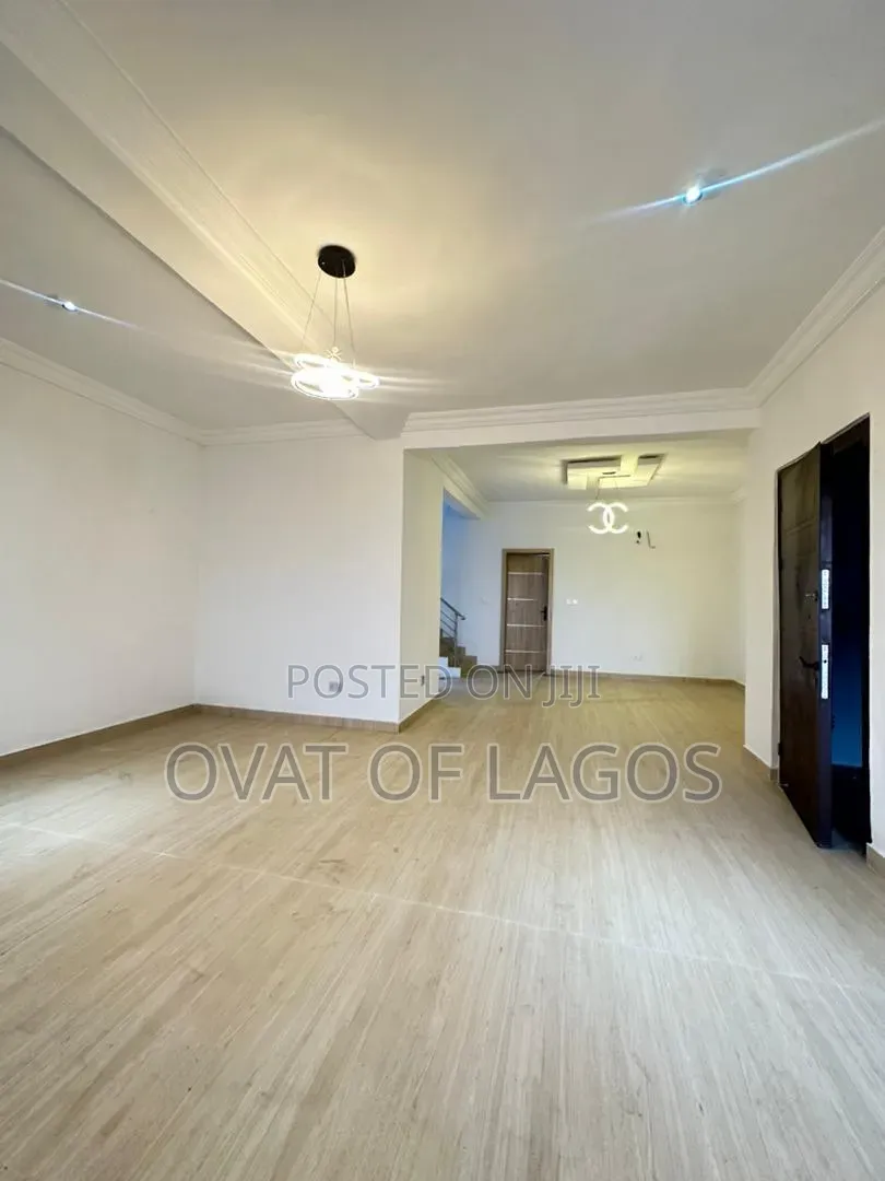 2bdrm Maisonette in Lekki Phase 1 for sale in Lekki Phase 1
