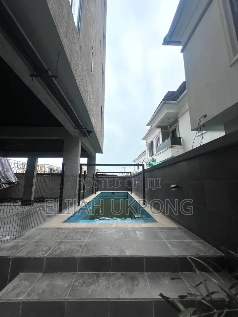 1bdrm Room & Parlour in Orchid Road, Chevron for sale in Chevron