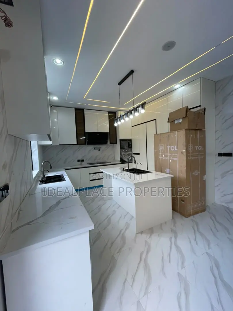5bdrm Duplex in Chevron for sale in Chevron