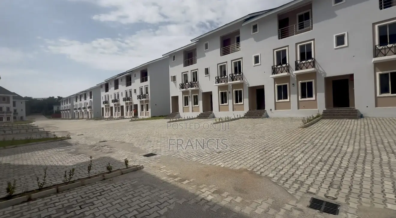 4bdrm Townhouse/Terrace in Crown Court Estate, Durumi for Sale in Durumi