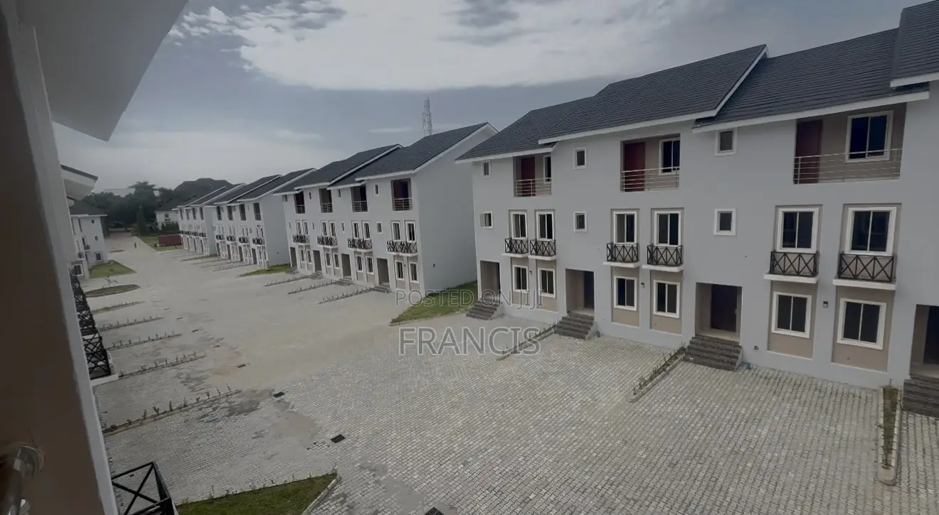 4bdrm Townhouse/Terrace in Crown Court Estate, Durumi for Sale in Durumi