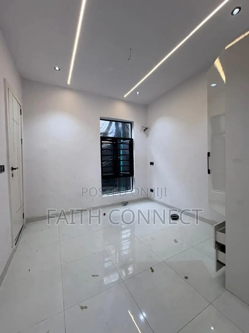 4bdrm Duplex in Ikota for sale in Ikota