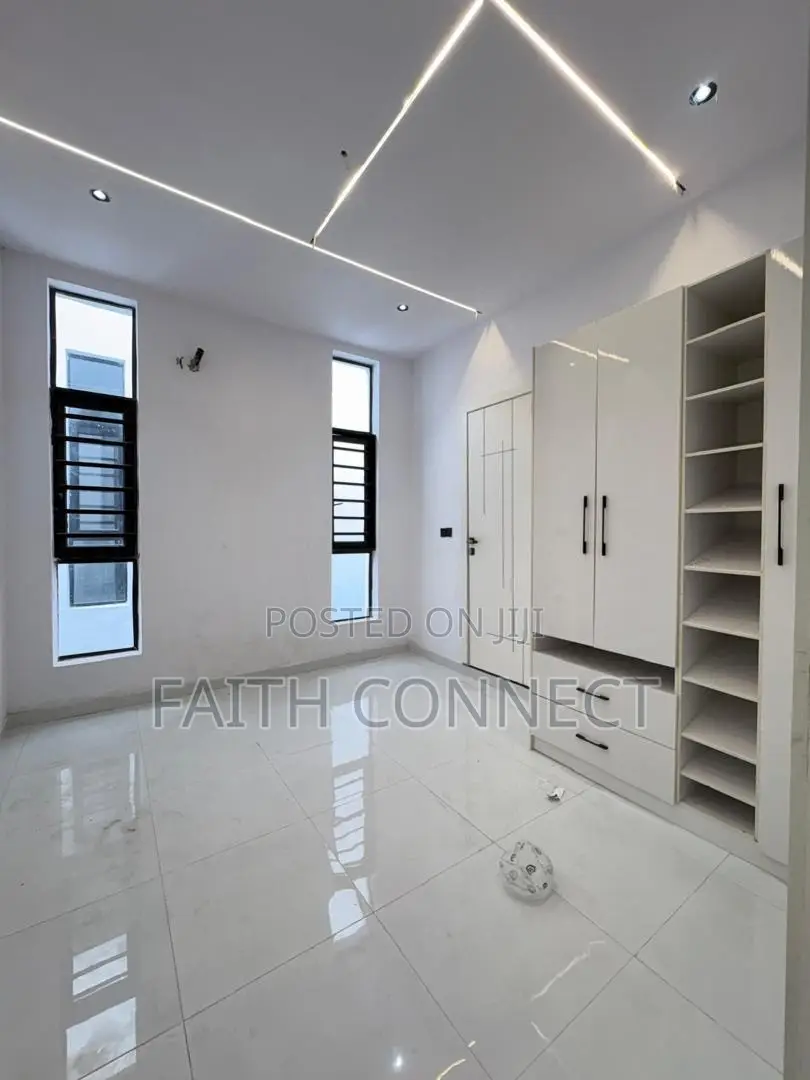 4bdrm Duplex in Ikota for sale in Ikota