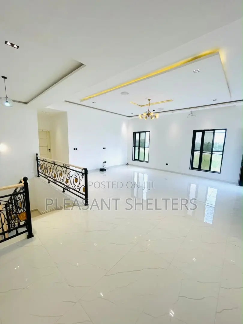 6bdrm Duplex in Northern Foreshore, Chevron for sale in Chevron