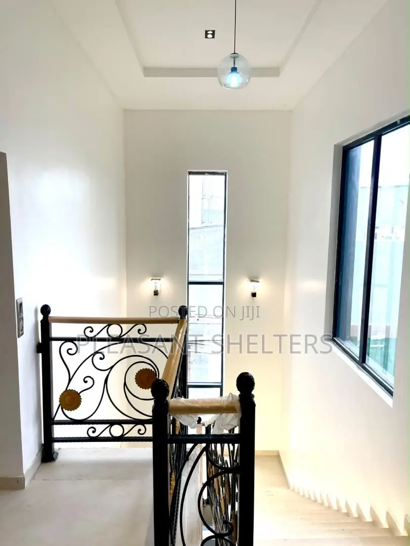 6bdrm Duplex in Northern Foreshore, Chevron for sale in Chevron