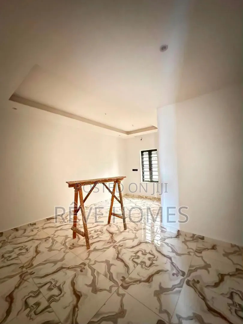 2bdrm Block of Flats in Aguda / Surulere for sale in Aguda / Surulere
