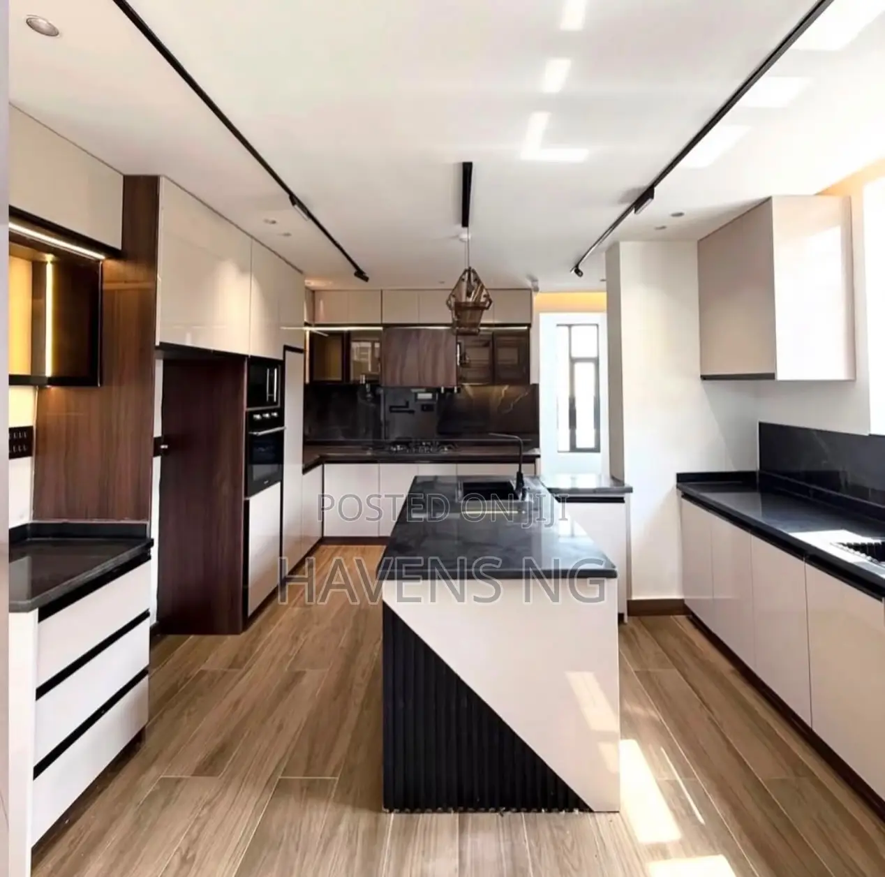 5bdrm Duplex in Apo Resettlement for sale in Apo Resettlement