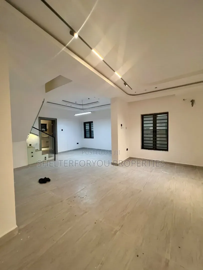 5bdrm Duplex in Lekki Phase 1 for sale in Lekki Phase 1