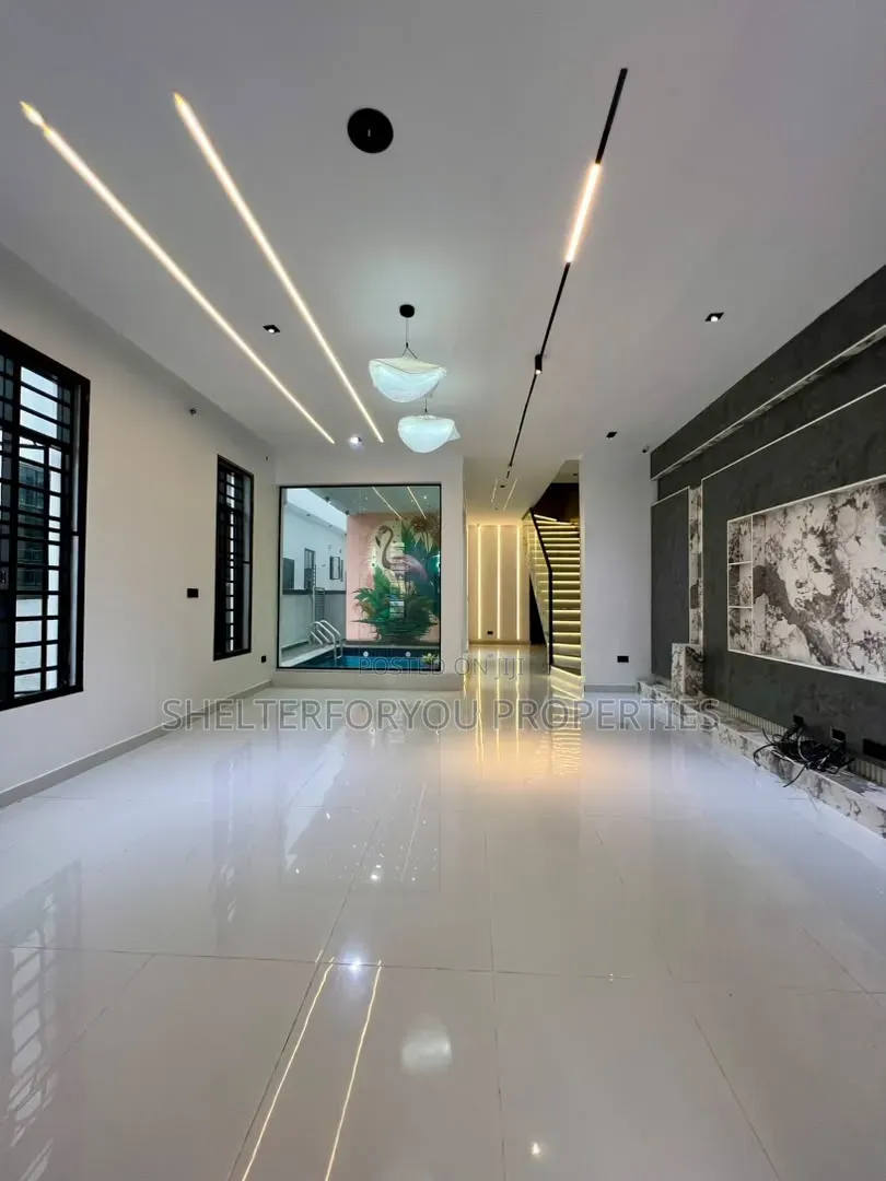 5bdrm Duplex in Ikota for sale in Ikota