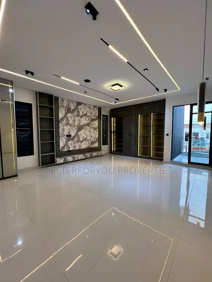 5bdrm Duplex in Ikota for sale in Ikota