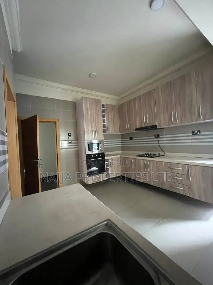 3bdrm Townhouse / Terrace in Lekki Phase 1 Right for rent in Lekki Phase 1