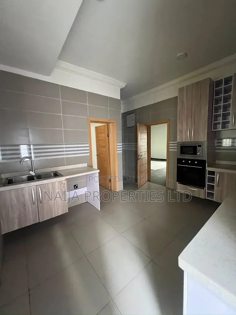 3bdrm Townhouse / Terrace in Lekki Phase 1 Right for rent in Lekki Phase 1