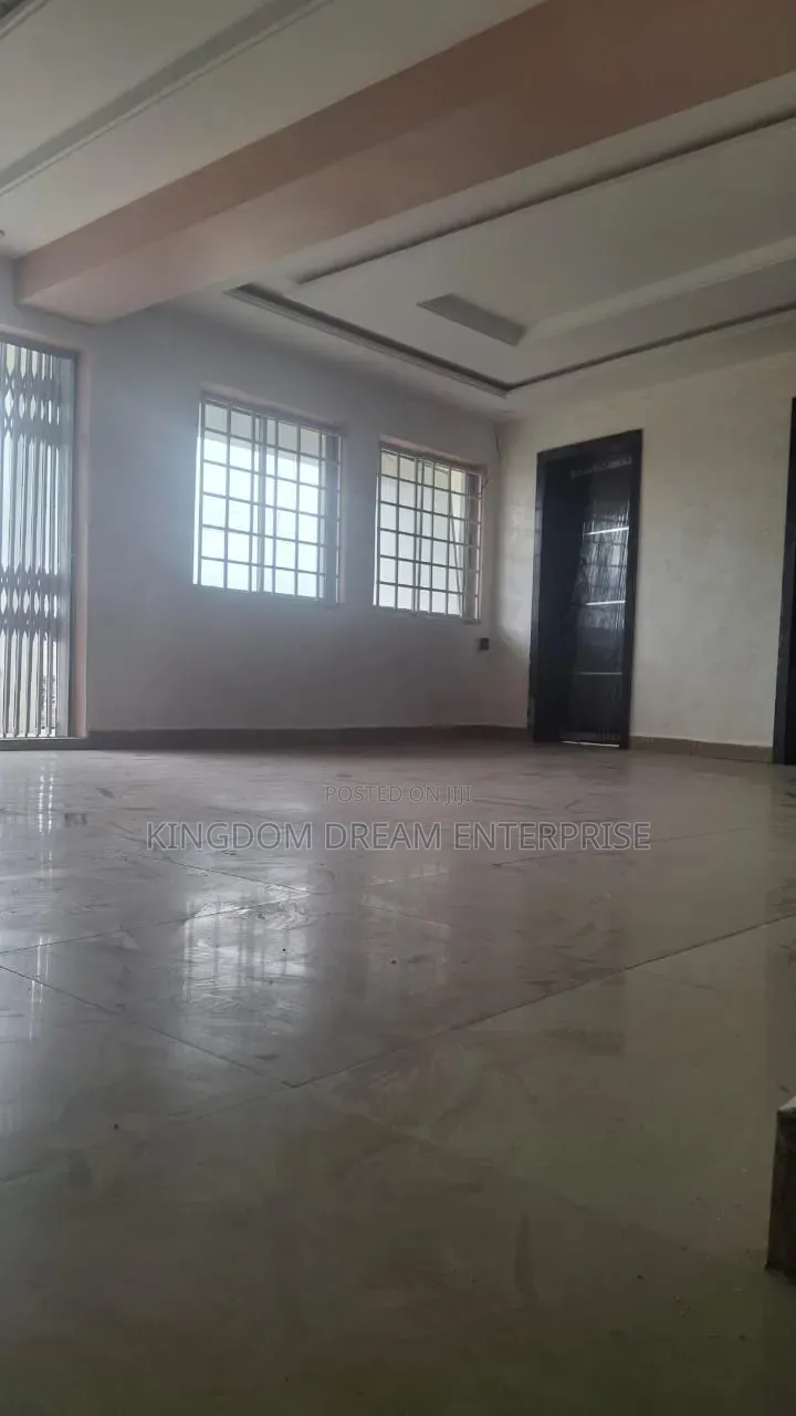 3bdrm Apartment in Surulere Lagos, Ijeshatedo for rent in Ijeshatedo