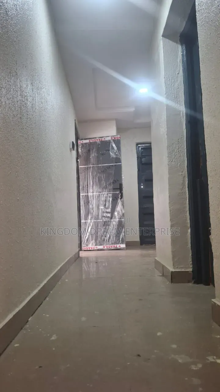 3bdrm Apartment in Surulere Lagos, Ijeshatedo for rent in Ijeshatedo