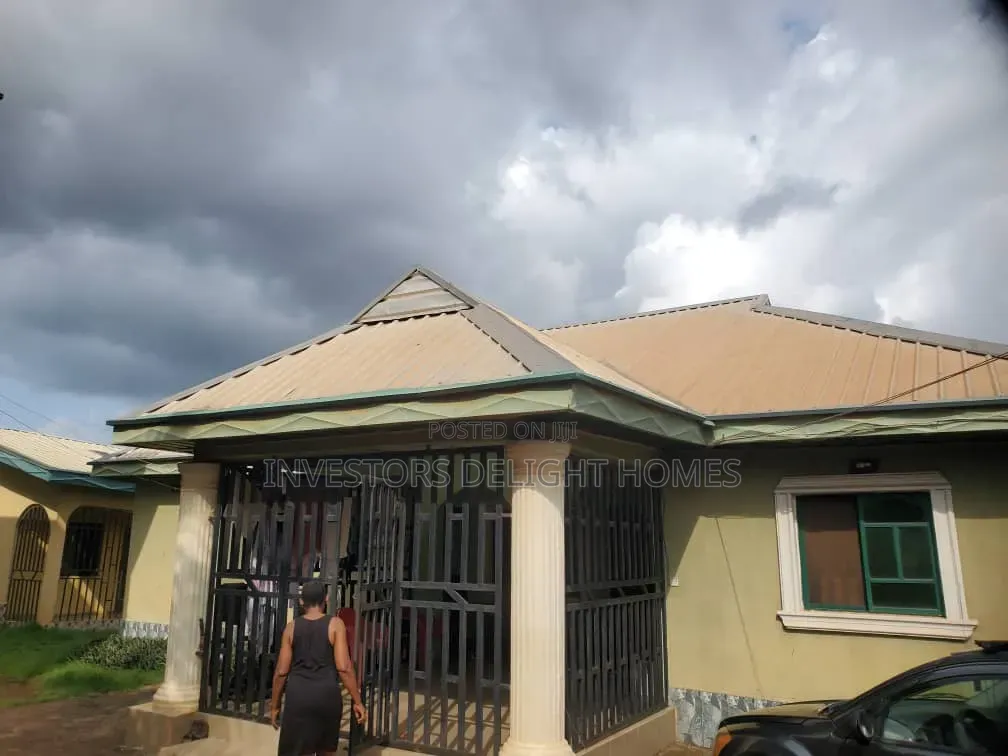 4bdrm Block of Flats in Oshimili North for sale in Oshimili North