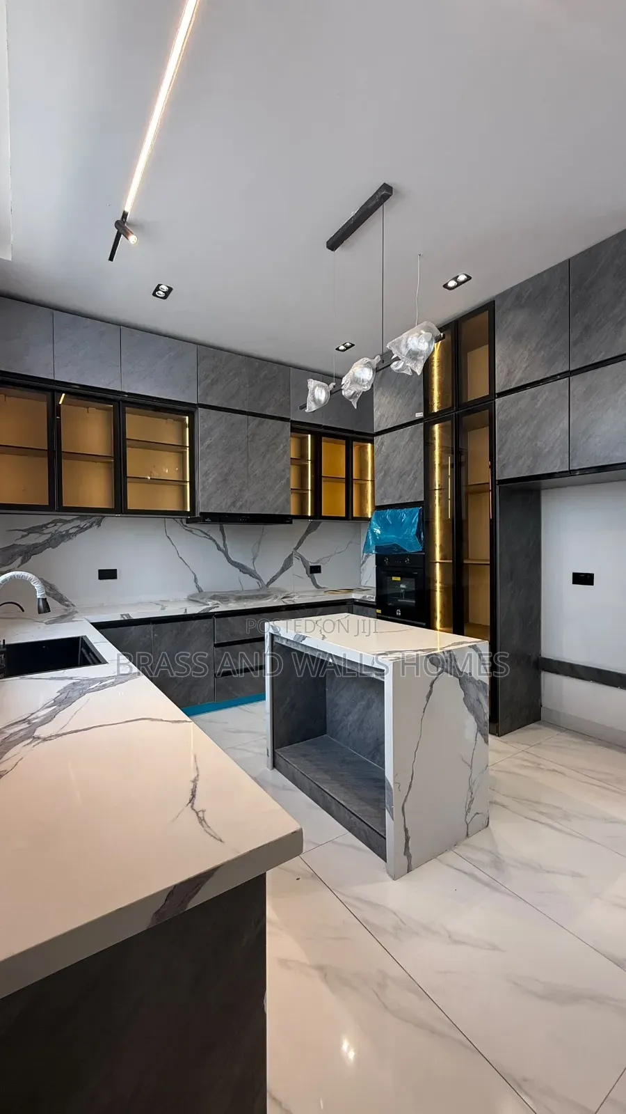 Furnished 5bdrm Duplex in Chevron for sale in Chevron