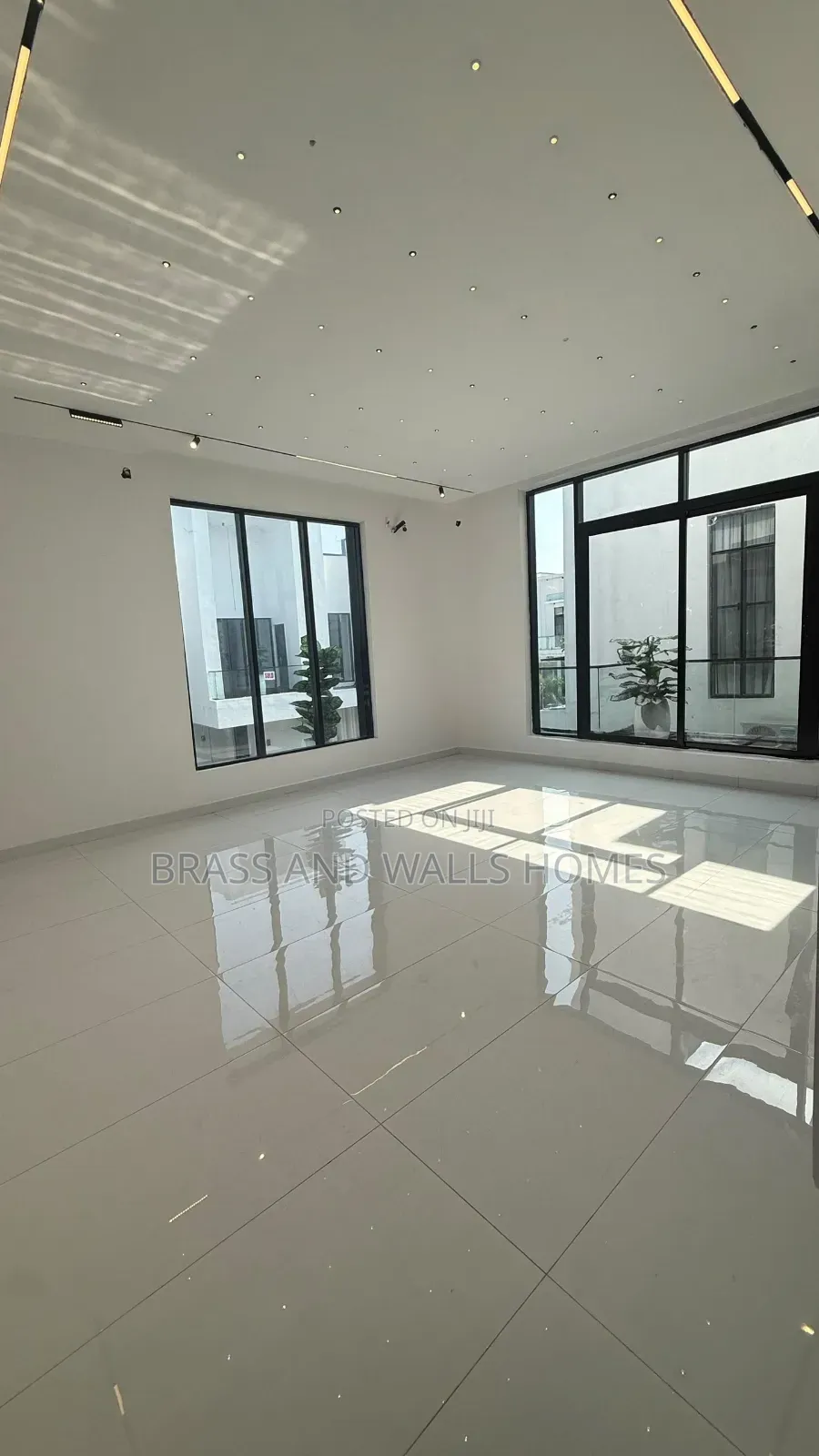 Furnished 5bdrm Duplex in Chevron for sale in Chevron
