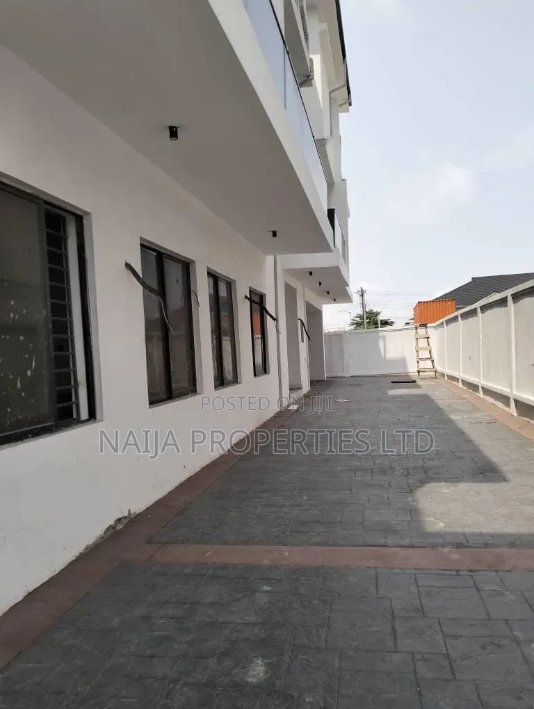 2units of 5 Bedroom Duplex With Bq at Lekki Phase 1 Right for Rent in Lekki Phase 1