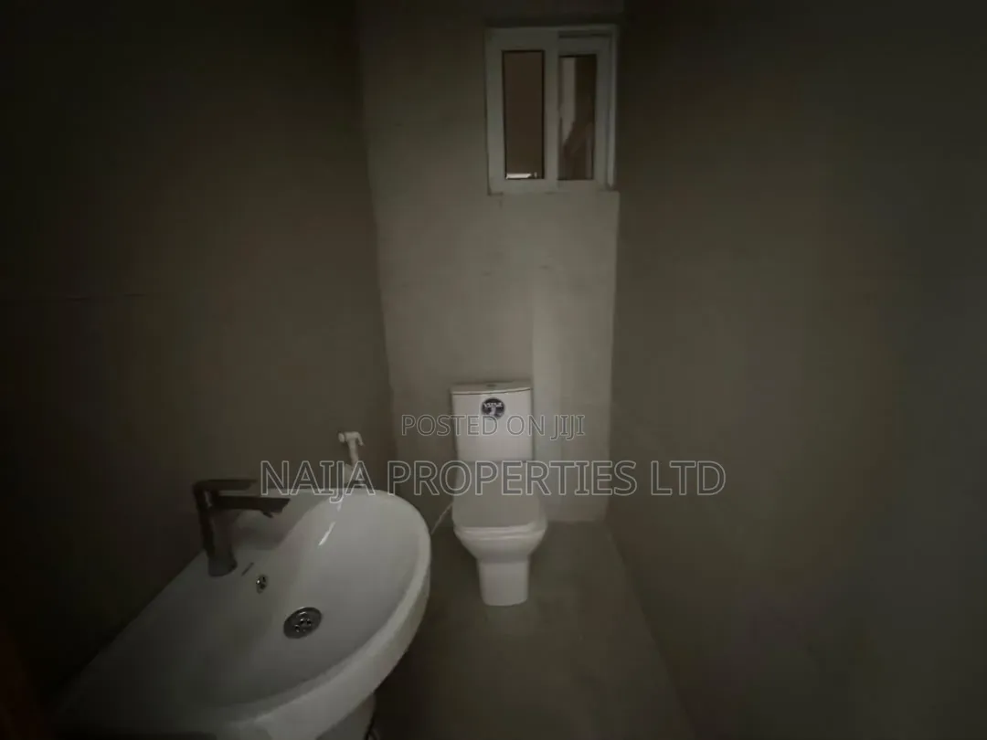 3bdrm Apartment in Western Foreshore, Osapa london for sale in Osapa london