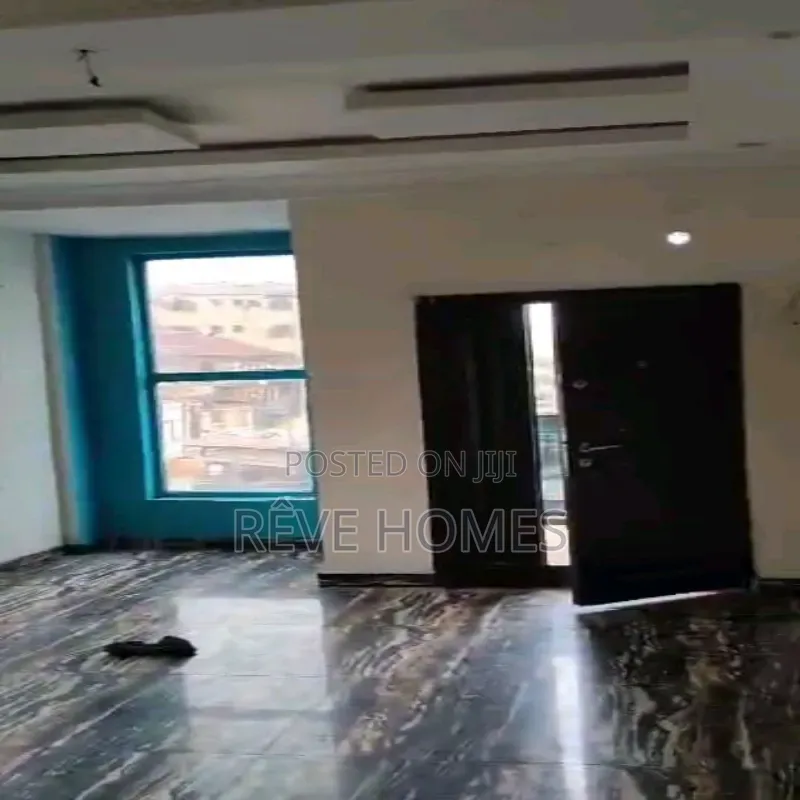 2bdrm Block of Flats in Adekunle for rent in Adekunle