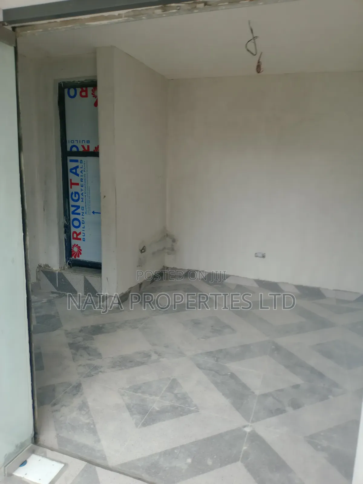 Shop Closed to the Express at MajeK, Sangotedo for Rent in Sangotedo