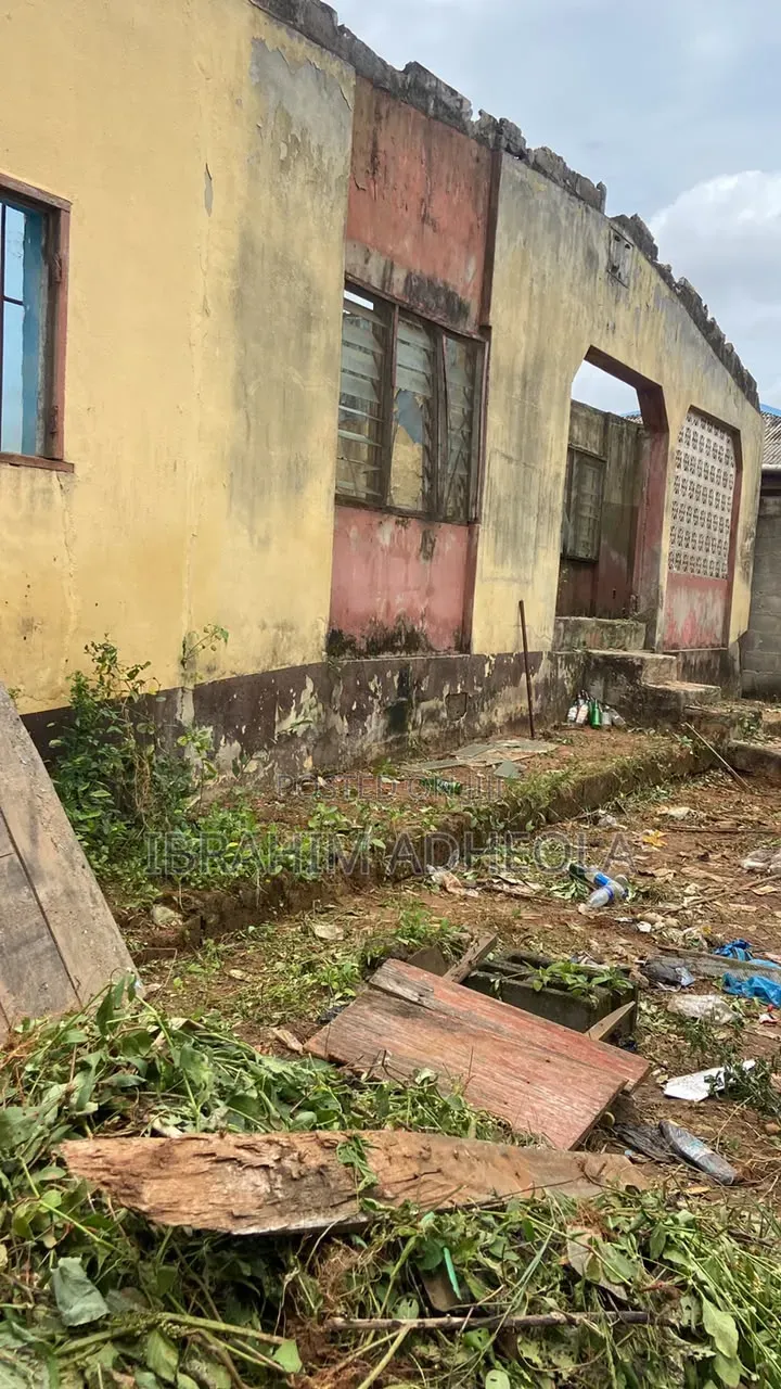 A Demolishable Bungalow Ikola Off Suraju Ikola/ Command Axis Lagos in Ipaja / Ipaja