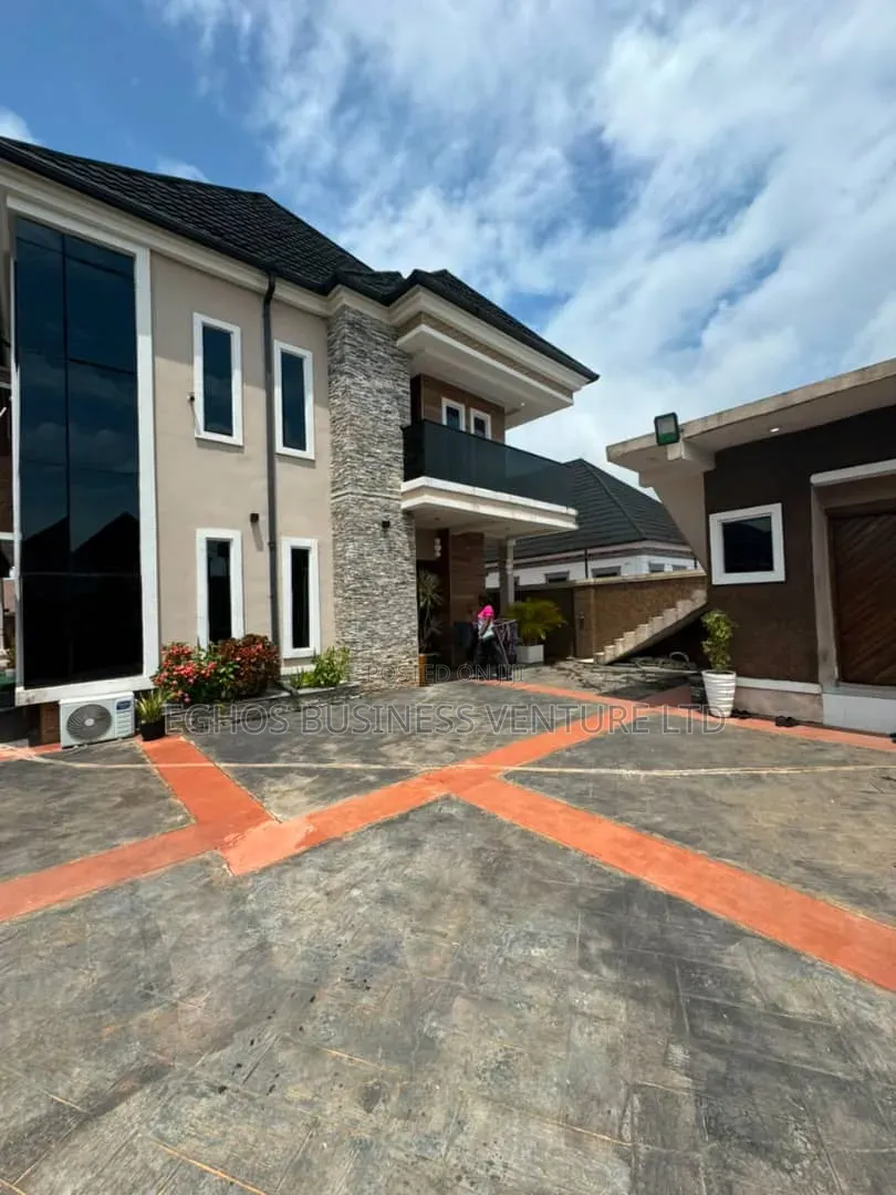 4bdrm Duplex in Okhoromi Airportroad, Benin City for sale in Benin City