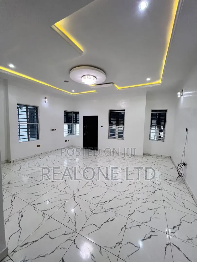 4bdrm Duplex in Chevron for rent in Chevron