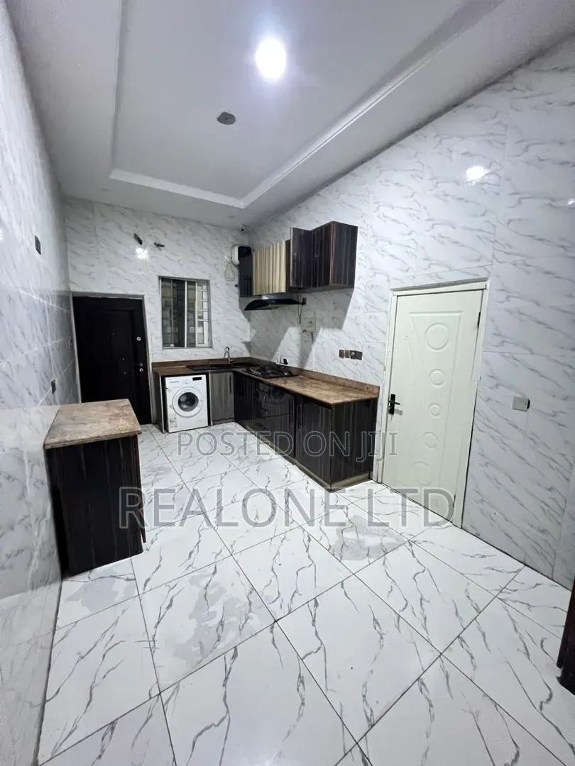 4bdrm Duplex in Chevron for rent in Chevron