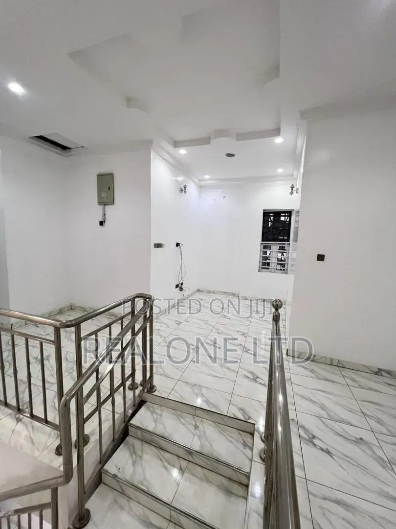 4bdrm Duplex in Chevron for rent in Chevron