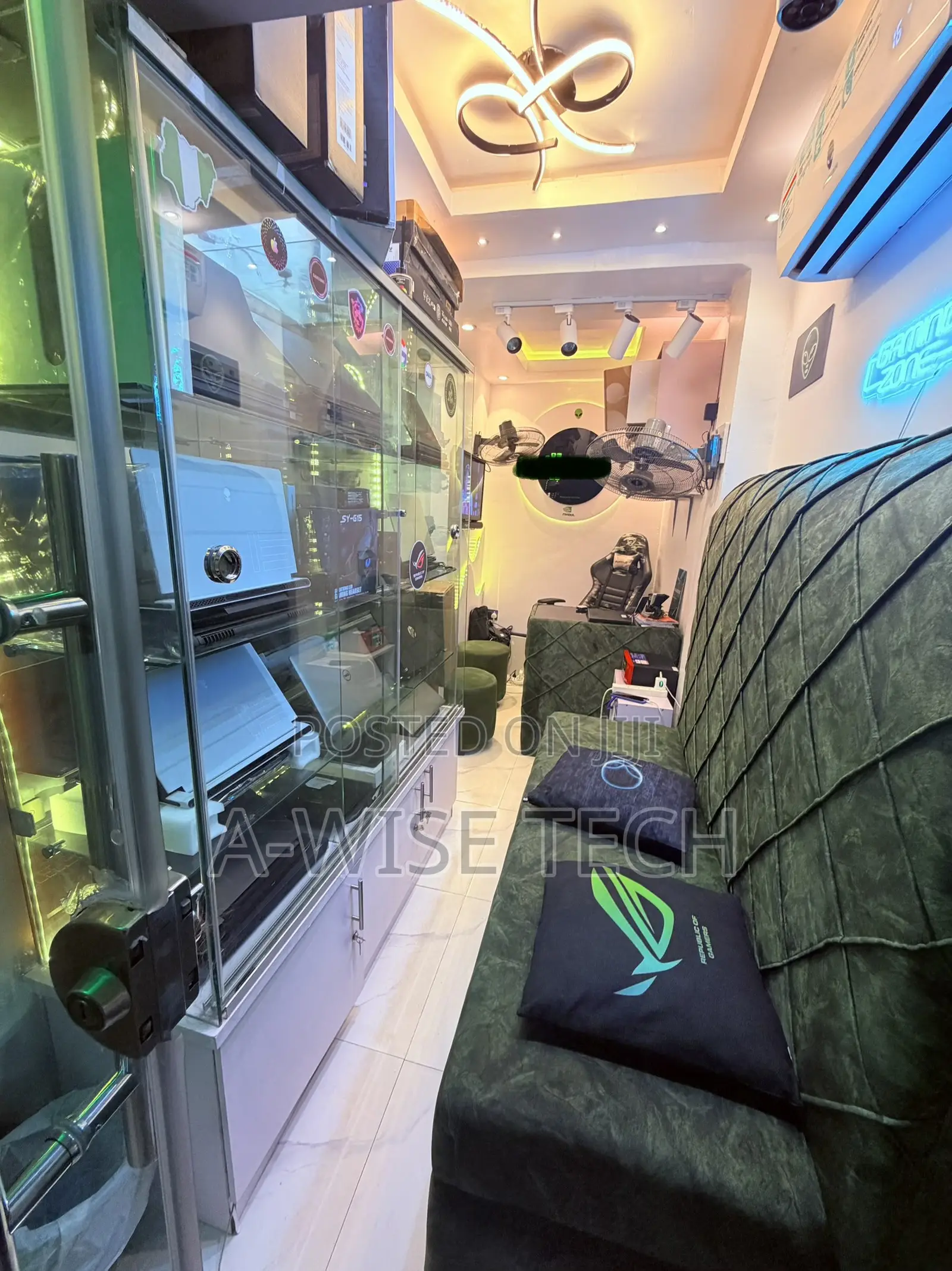 Selling Out This Shop in Computer Village With Everything Inside in Computer Village