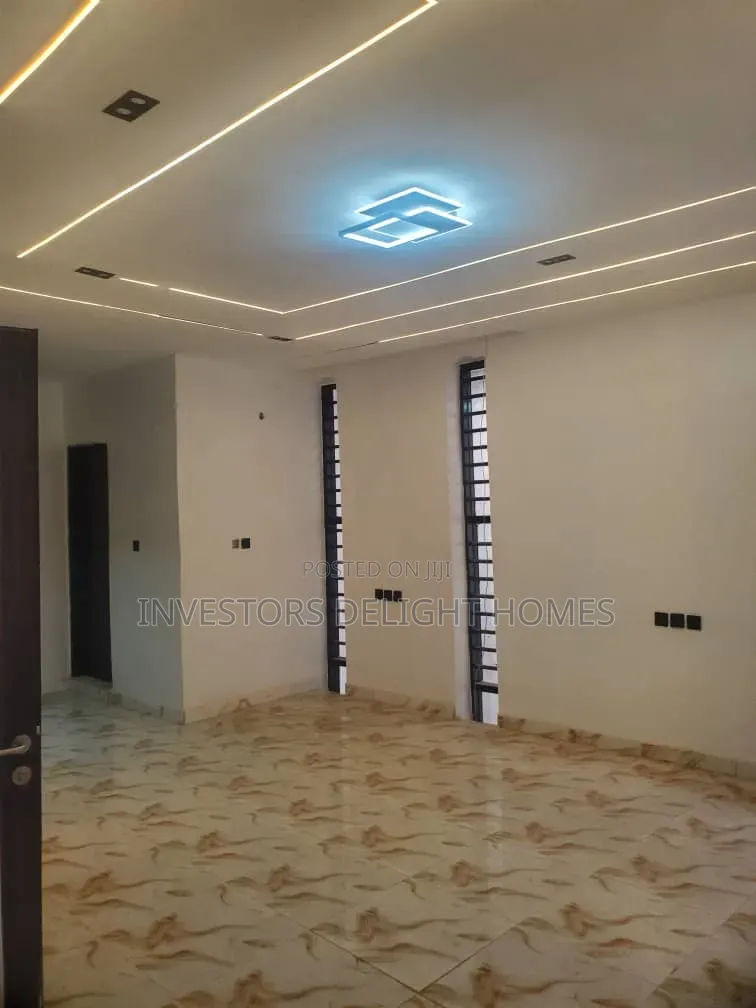 5bdrm Duplex in Oshimili North for sale in Oshimili North