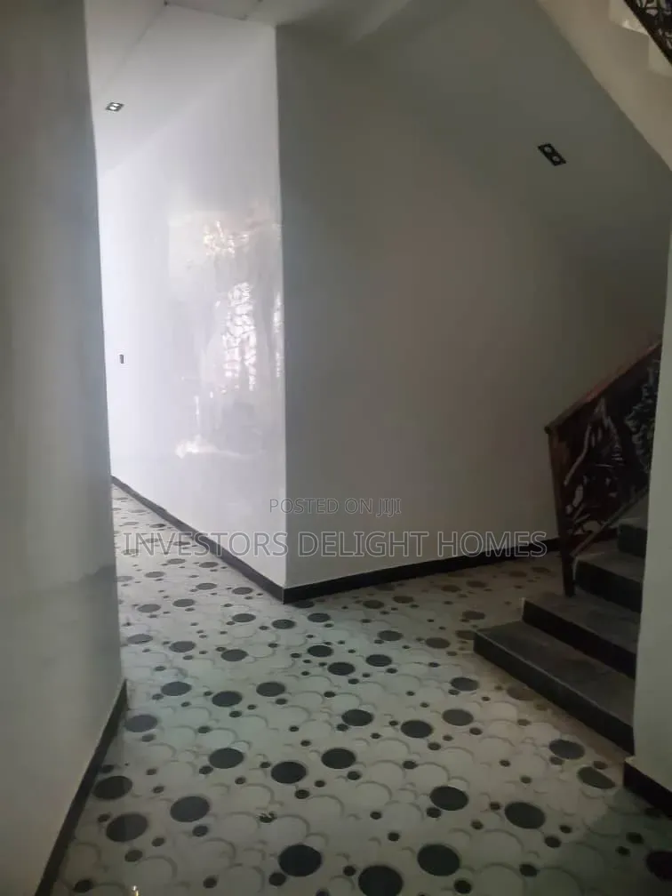 5bdrm Duplex in Oshimili North for sale in Oshimili North