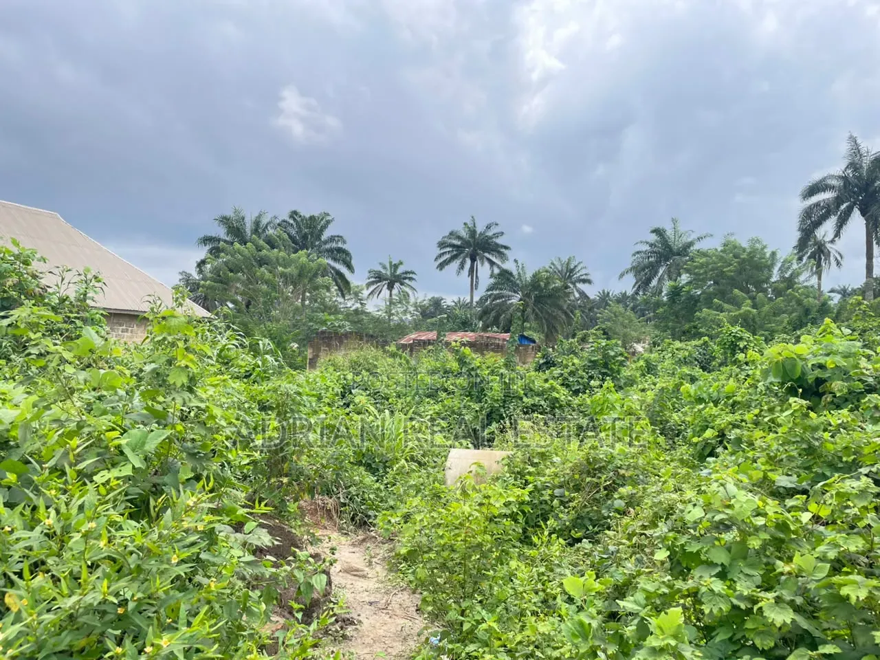 hot Property Alert! 1 Plot of Land With 4bedroom Structure for Sale in Ilesa