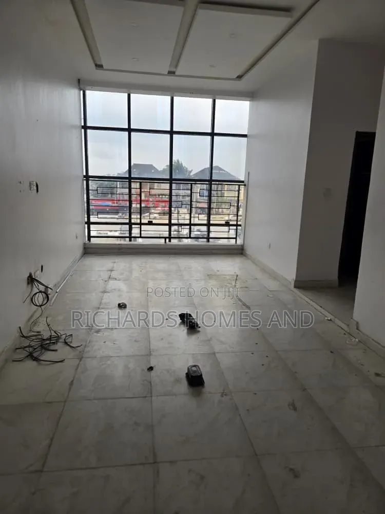 Commercial Lease in Olokonla