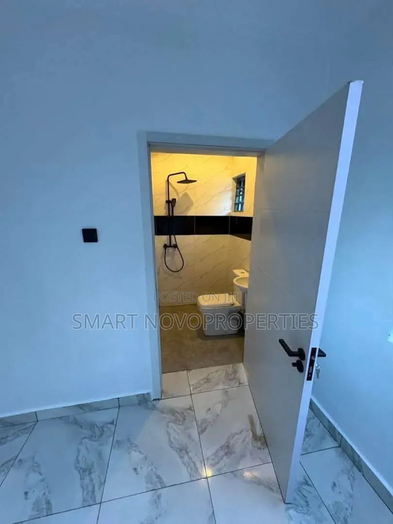 3bdrm Block of Flats in Mini Eatate, Wuye for sale in Wuye