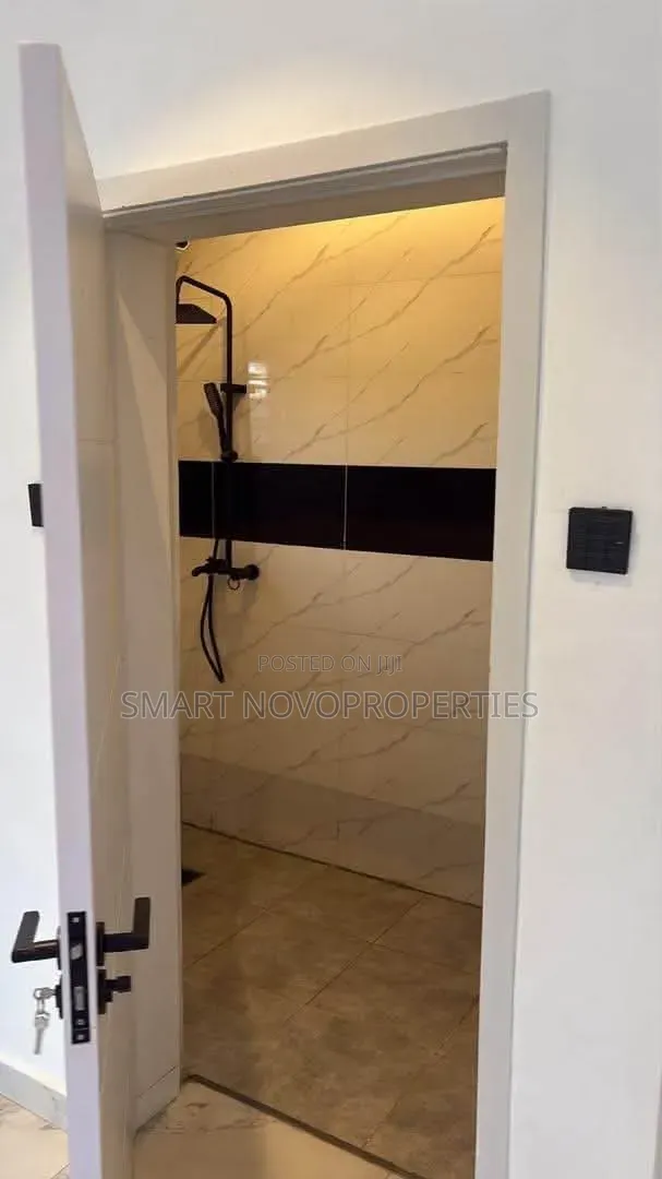 3bdrm Block of Flats in Mini Eatate, Wuye for sale in Wuye