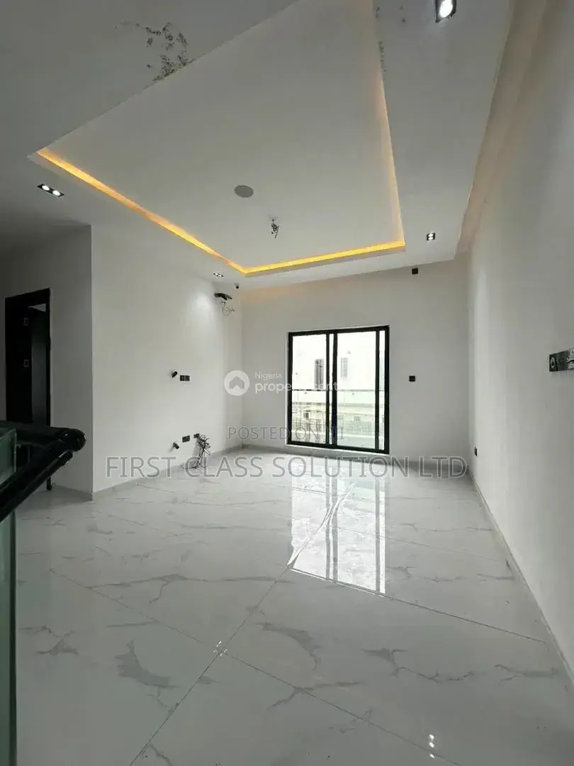 5bdrm Duplex in Ikota for sale in Ikota