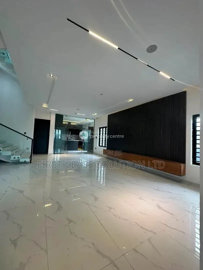 5bdrm Duplex in Ikota for sale in Ikota