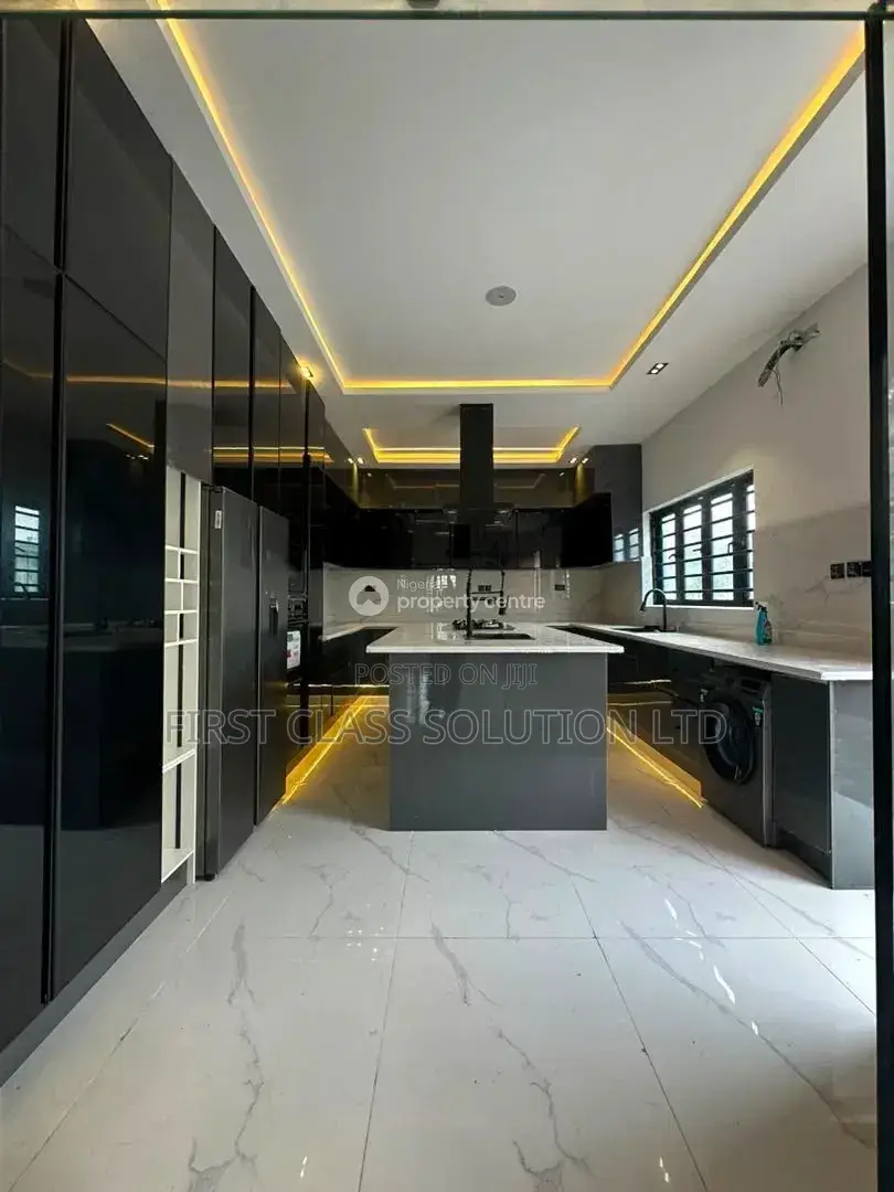 5bdrm Duplex in Ikota for sale in Ikota