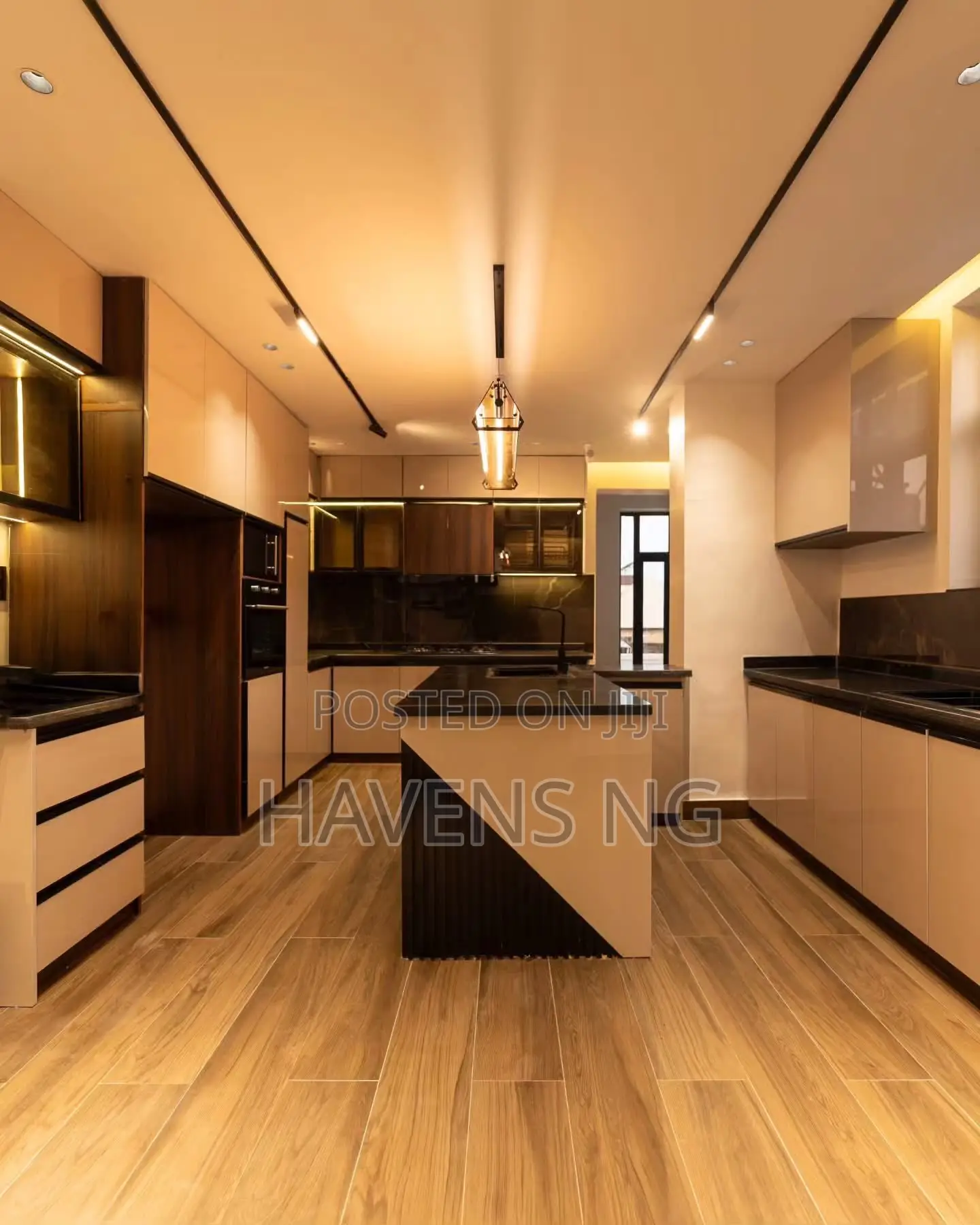 5bdrm Duplex in Apo Resettlement for sale in Apo Resettlement