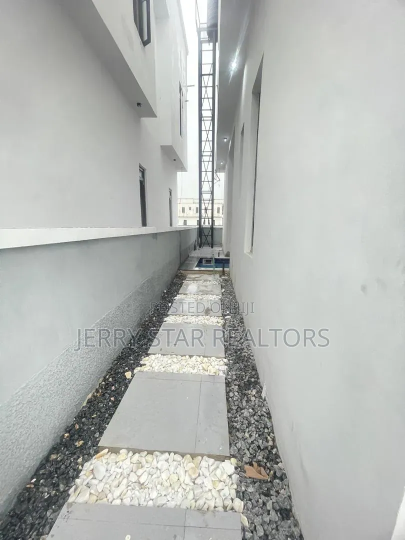 4bdrm Duplex in Prestigious Estate, Off Lekki-Epe Expressway for sale in Off Lekki-Epe Expressway